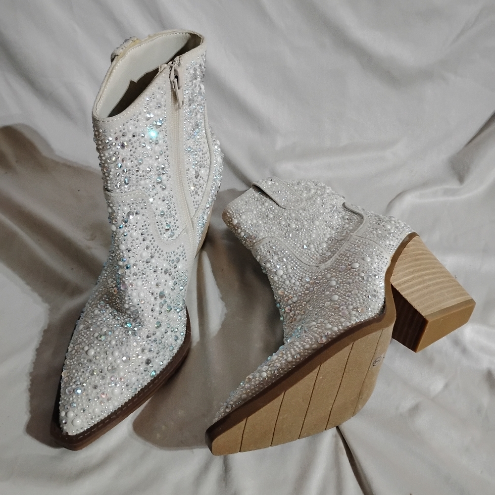 VERY G Women's Rhinestone Booties in pearl Size 7